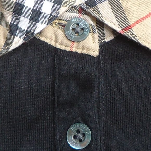 SIZE L. Burberry Golf St. Andrew’s Links shirt with Nova check collar accent. SIZE L. Burberry Golf St. Andrew’s Links shirt with Nova check collar accent.